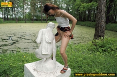 Teen pissing outdoor on a statue - N