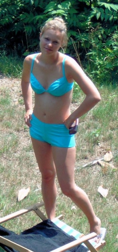 amateur teen babe posing naked outdoors - N