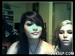 two-teens-playing-on-cam-hookxup