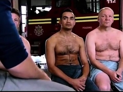 Bombeiros fazendo exame nos testiculos